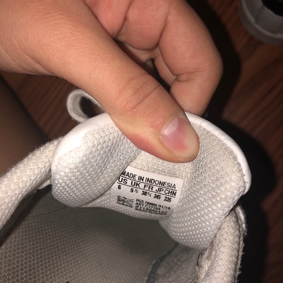 Adidas Superstar Grade School Size 6 - Picture 4 of 4